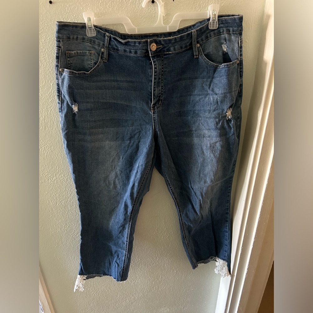 Crop jeans with cute lace detail on the bottom. Size 22.